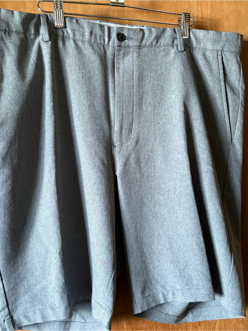 Greg Norman Men Gray Shorts, Size 40